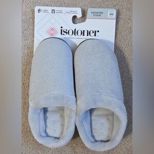 NEW Women’s Light Gray Isotoner Memory Foam Slippers Size S 6.5-7